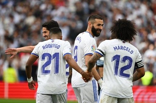 Pemain Real Madrid rayakan gol Karim Benzema ke gawang Espanyol dalam pertandingan pekan ke-34 Liga Spanyol di Santiago Bernabeu, Sabtu (30/4/2022). [AFP]