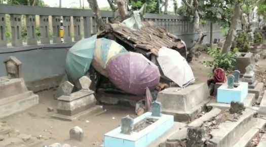 Video seorang lelaki tua yang tinggal sendirian di kuburan membuat perasaan warganet terenyuh. Padahal, kakek itu mengaku memunyai empat orang anak. [TikTok]