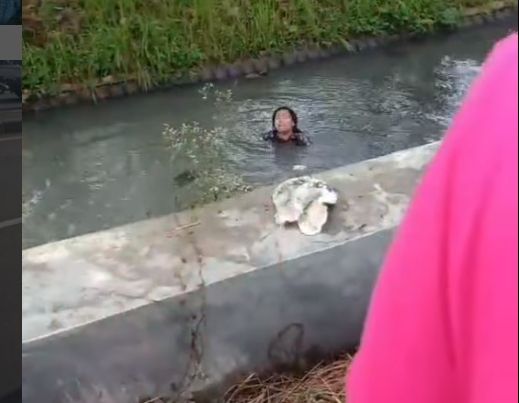 Seorang cewek ABG terjebur sungai di Desa Balongdowo, Kecamatan Sidoarjo, Jawa Timur. Namun, saat hendak ditolong warga, remaja putri itu menolak. [Instagram]