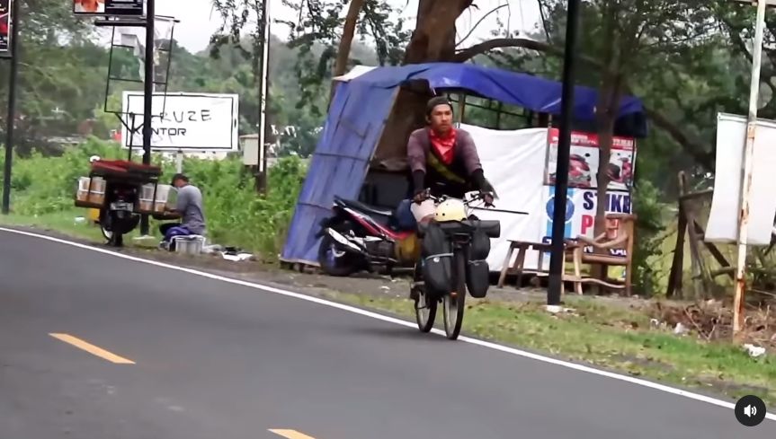 Anjas Yuliansyah mudik memakai sepeda dari Tangerang ke Gunung Kidul. Dia menempuh perjalanan 19 hari. [Instagram]