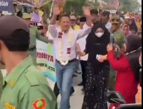 Joko Suranto, yang dijuluki Crazy Rich Grobogan, disambut meriah seperti presiden saat mudik ke kampung halamannya, Desa Jetis, Kecamatan Karangayung. [Instagram]