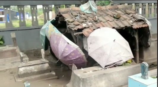 Video seorang lelaki tua yang tinggal sendirian di kuburan membuat perasaan warganet terenyuh. Padahal, kakek itu mengaku memunyai empat orang anak. [TikTok]