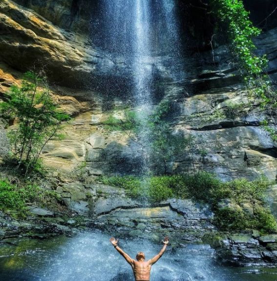 Curug Penganten, salah satu wisata keluarga di Pengalengan. (Instagram/@beranda_curugpenganten)