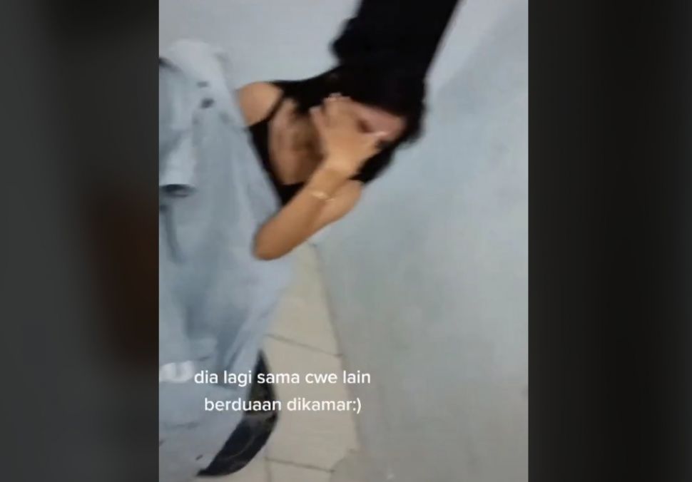 Begitulah cinta, deritanya tiada akhir, seperti yang dialami seorang gadis ini. Dirinya hendak memberi kejutan sang pacar saat sahur, tapi malah mendapati kekasihnya tengah berselingkuh di kamar bersama perempuan lain. [Instagram]