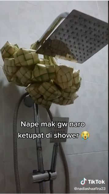 Ketupat di atas shower (TikTok @nadiashaafira23)