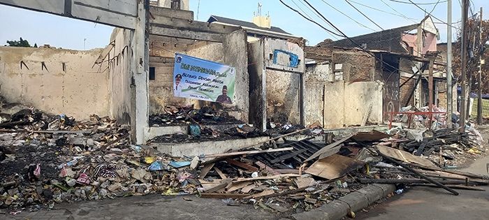 Warga yang bermukim di kawasan Pasar Gembrong, Jakarta Timur merayakan momen Idul Fitri pada tahun ini dengan segala keterbatasan. Sebab, seminggu lalu, tepat Minggu (24/4/2022), si jago merah mengamuk dan menghanguskan ratusan rumah penduduk. [Suara.com/Yosea Arga Pramudita]