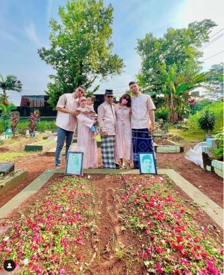 Keluarga Haji Faisal saat ziarah ke makam Vanessa Angel dan Bibi Ardiansyah. [Instagram/@fuji_an]