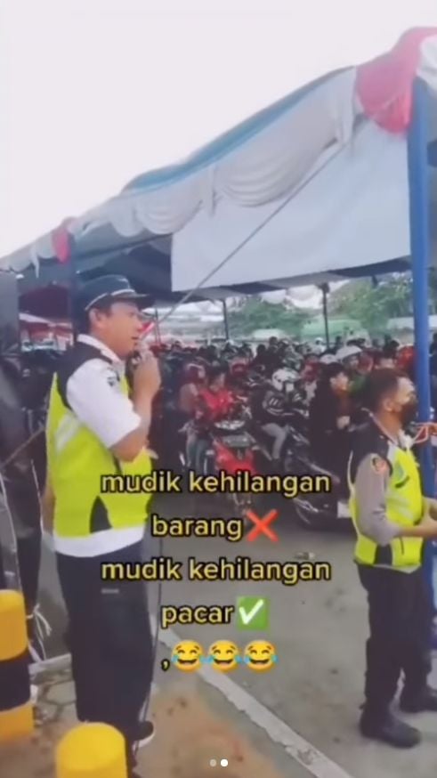 Pemudik motor di Pelabuhan Merak, Cilegon, Banten, kehilangan pacar. Ada pula yang kehilangan istri. Sampai-sampai petugas ASDP mengumumkan melalui pelantang suara. [Instagram]