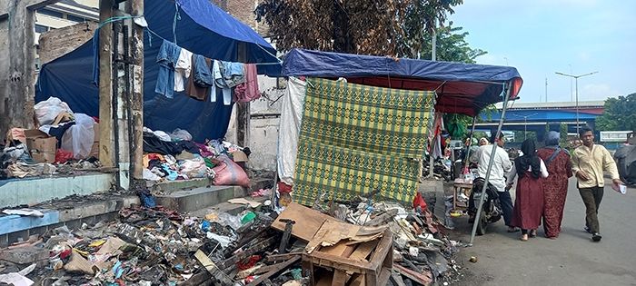 Warga yang bermukim di kawasan Pasar Gembrong, Jakarta Timur merayakan momen Idul Fitri pada tahun ini dengan segala keterbatasan. Sebab, seminggu lalu, tepat Minggu (24/4/2022), si jago merah mengamuk dan menghanguskan ratusan rumah penduduk. [Suara.com/Yosea Arga Pramudita]