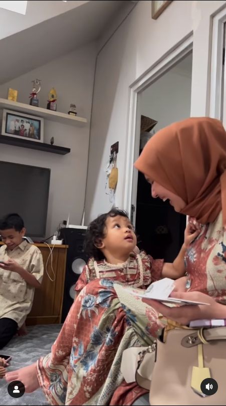 Seorang bocah mendadak viral di media sosial, setelah videonya yang menggemaskan 'salah emak' gara-gara memakai baju kembaraan saat merayakan Idul Fitri 1443 Hijriah. [Instagram/@dwihandaanda]