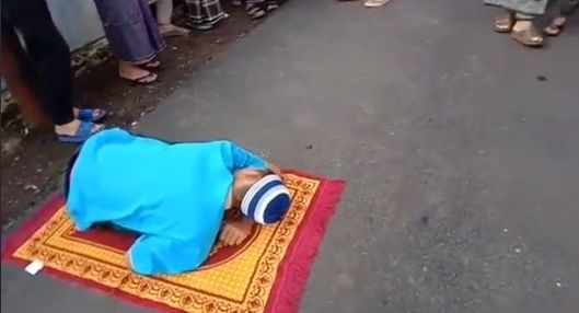 Seorang lelaki yang mengikuti salat Idul Fitri 1443 Hijriah, Senin (2/5/2022), tertidur. Bahkan, dia tak bangun meski jemaah lain sudah selesai. [TikTok]