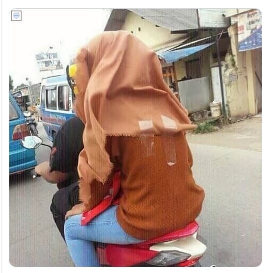 Viral Tips Pakai Kerudung saat Naik Motor Agar Tidak Tertiup Angin (twitter.com/convomf)