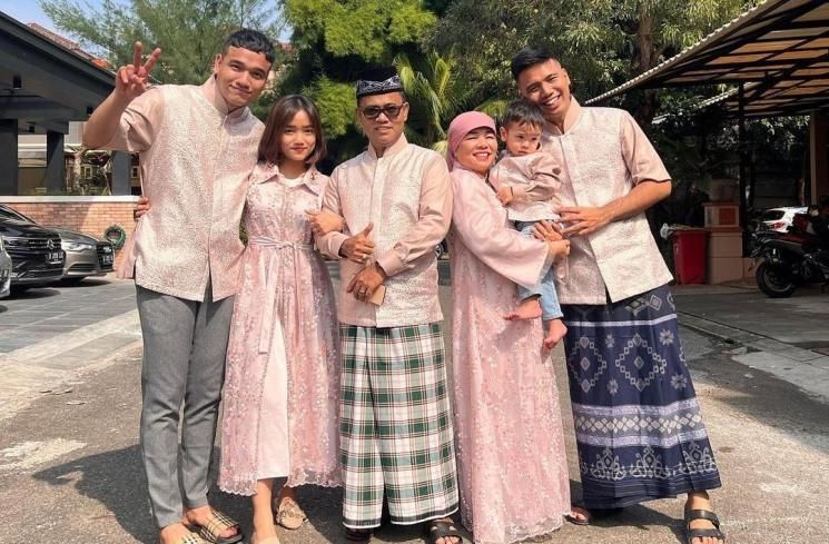 Momen Lebaran Keluarga Fuji (Instagram/@fuji_an)