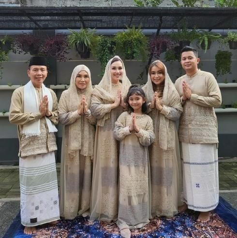 Seragam Lebaran Keluarga Artis. (Instagram)