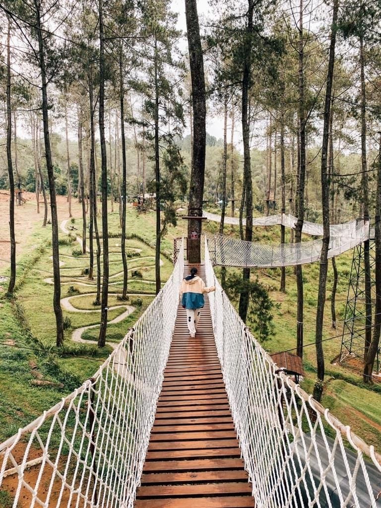 Wood Bridge, salah satu wahana yang terkenal di Orchid Forest Cikole, Lembang, Bandung. [dokumentasi pribadi]