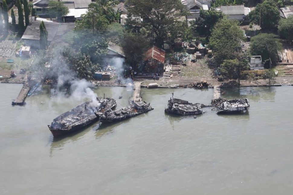 Sedikitnya 45 kapal milik nelayan di perairan Dermaga Wijayapura, Cilacap terbakar pada Selasa (3/5/2022) sore. [Dok Humas Polda Jateng]