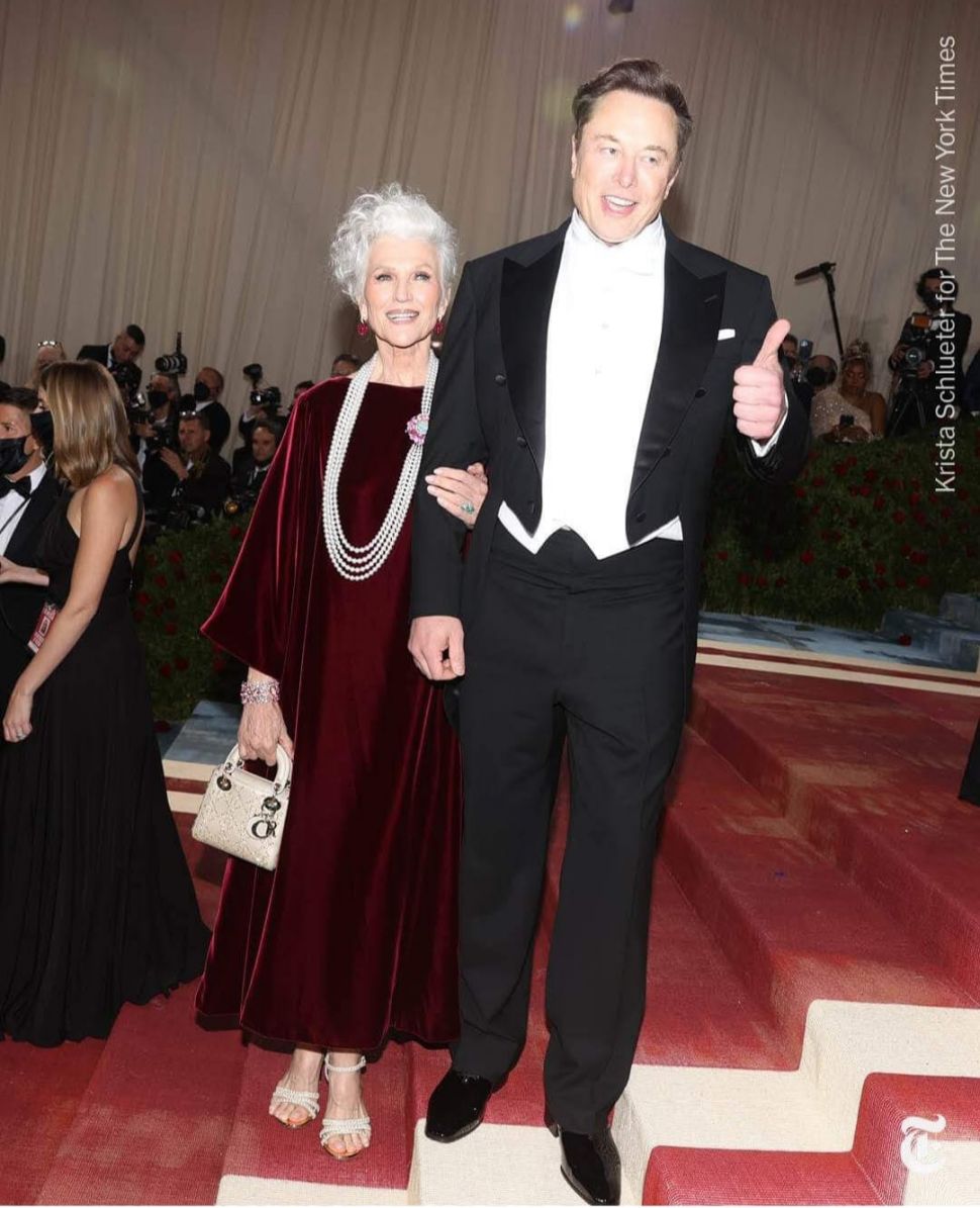 Elon Musk dan Maye Musk di Met Gala 2022. (New York Times)