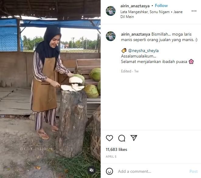 Viral Video Ukhti Cantik Penjual Kelapa, Warganet Ngaku Adem Lihat Penampilannya. (Instagram/@airin_anaztasya)