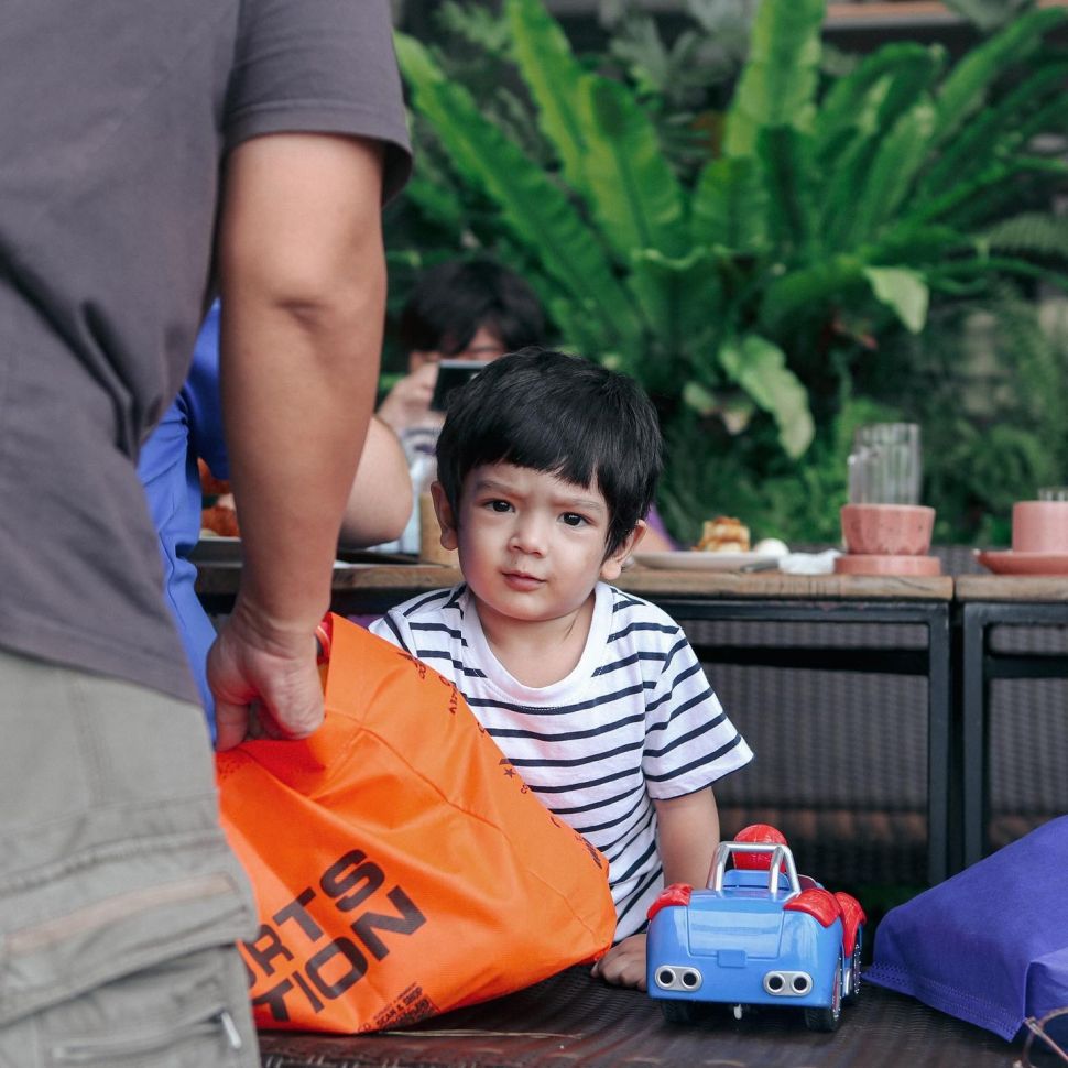 Ganteng Dan Fashionable, 5 Potret Terkini Anak Arya Saloka Dan Putri Anne