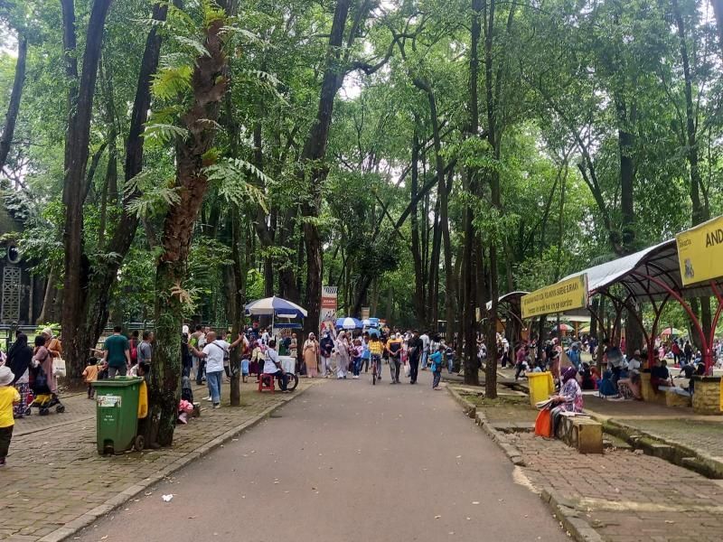 Suasana Taman Margasatwa Ragunan Jakarta Selatan pada hari ketiga Lebaran, Rabu (4/5/2022). [Suara.com/Yosea Arga]