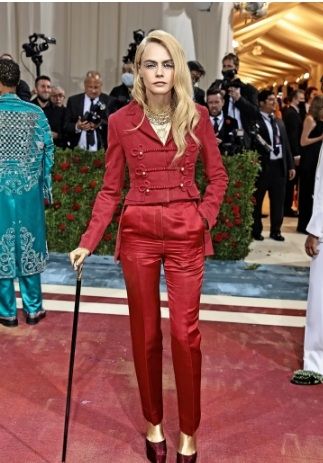 Cara Delevingne tampil di acara Met Gala 2022. [Cosmopolitan]