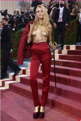 Cara Delevingne tampil di acara Met Gala 2022. [Cosmopolitan]