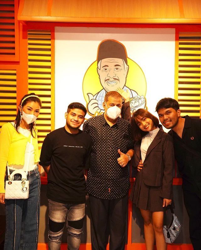 Artis dan Selebgram Ramaikan Grand Opening Warung Pak Muh (Instagram/fadiljaidi)
