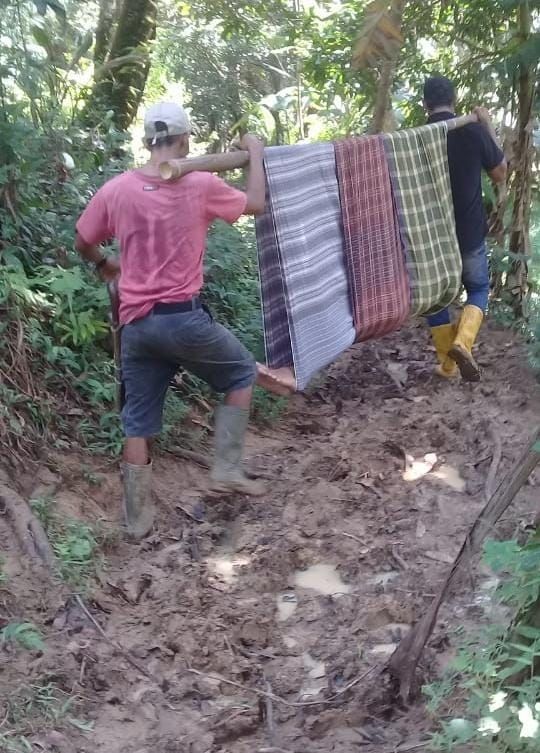 Warga menandu pasien dengan kain. [IST]