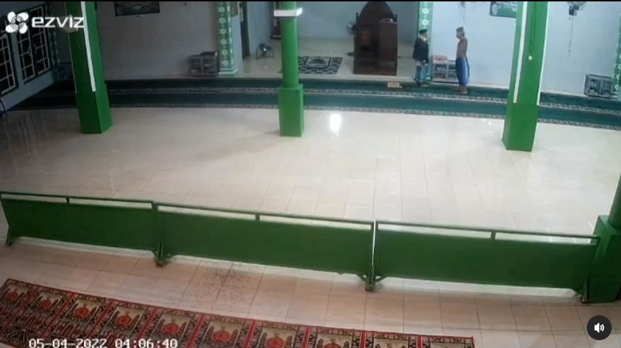 Pemabuk telanjang dada masuk ke masjid kumandangkan azan. Padahal, belum memasuki waktu salat. [Instagram]
