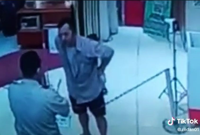 Seorang pengunjung mal menganiaya dengan cara menampar security alias satpam setempat. Peristiwa tersebut terjadi di Garut, Jawa Barat. [TikTok]