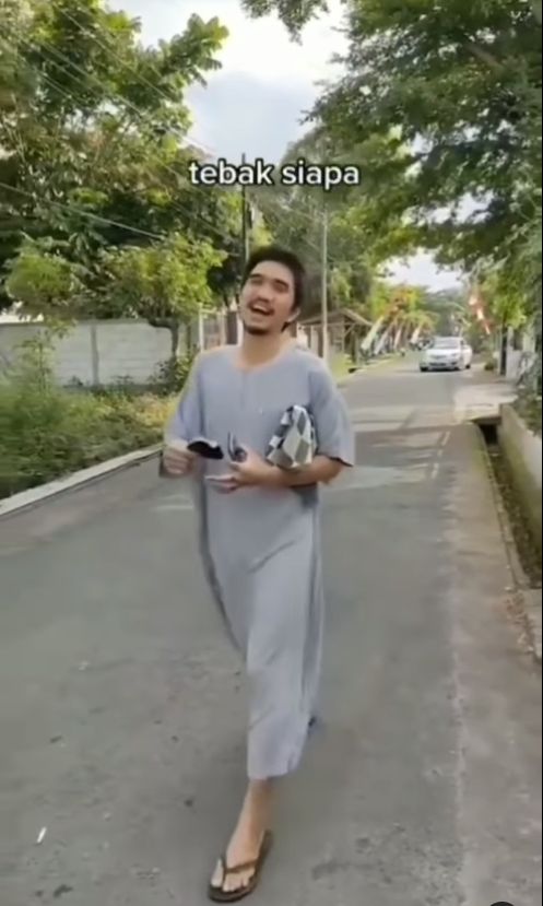 Musisi legendaris tersebut tepergok berjalan kaki saat pulang melakukan salat Ied. Saat itu, dia berjalan bersama seorang pemuda diduga putranya, yakni Bima Al Ayman Modjo. [Instagram/@lambe_turah