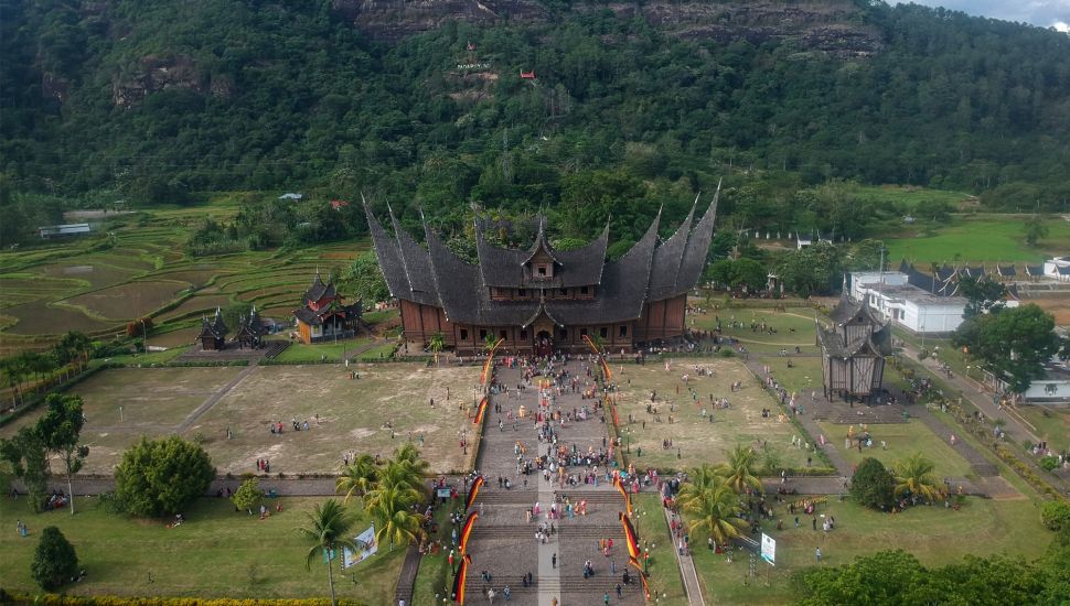 Foto udara pengunjung berwisata di Istano Basa Pagaruyung, Kabupaten Tanah Datar, Sumatera Barat, Rabu (4/5/2022). [ANTARA FOTO/Iggoy el Fitra/tom]