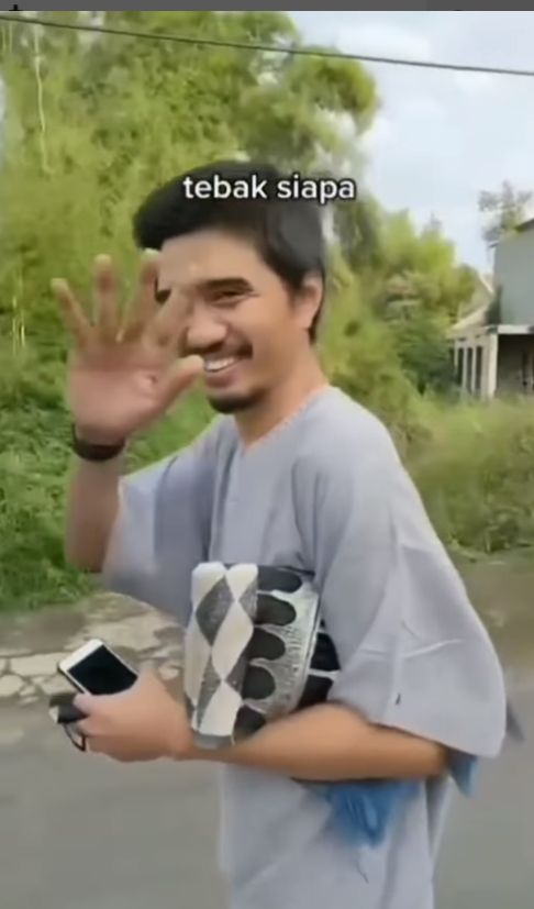 Musisi legendaris tersebut tepergok berjalan kaki saat pulang melakukan salat Ied. Saat itu, dia berjalan bersama seorang pemuda diduga putranya, yakni Bima Al Ayman Modjo. [Instagram/@lambe_turah