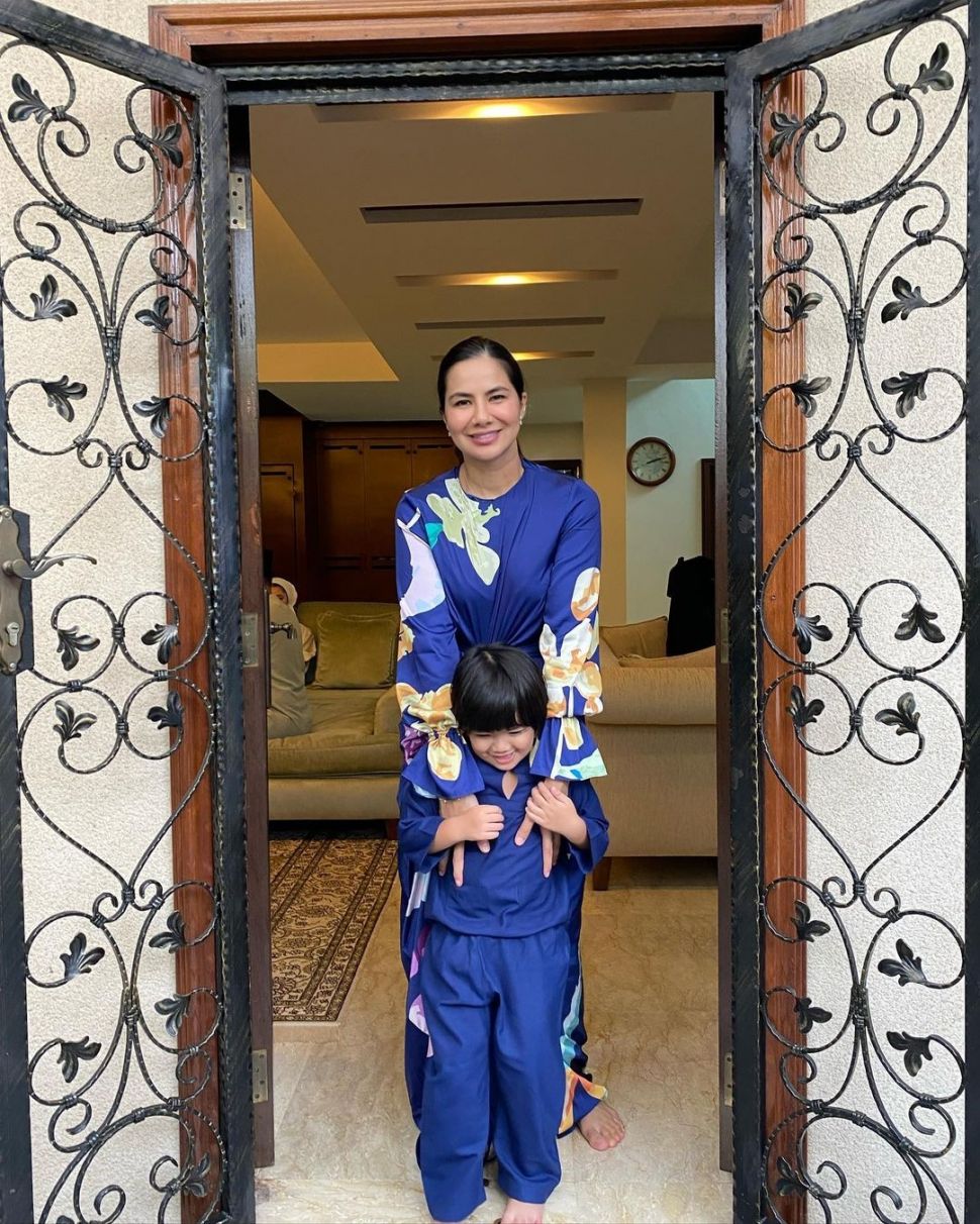 Noor Nabila bersama putranya. [Instagram]
