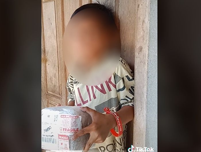 Seorang bocah mendadak viral di media sosial gara-gara iseng membeli barang melalui online shop dengan sistem cash on delivery alias COD. [TikTok]