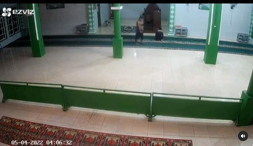 Pemabuk telanjang dada masuk ke masjid kumandangkan azan. Padahal, belum memasuki waktu salat. [Instagram]