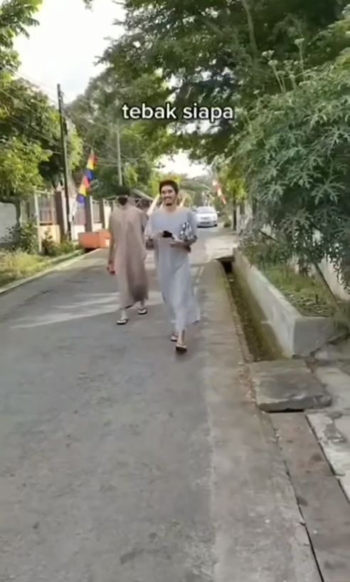 Musisi legendaris tersebut tepergok berjalan kaki saat pulang melakukan salat Ied. Saat itu, dia berjalan bersama seorang pemuda diduga putranya, yakni Bima Al Ayman Modjo. [Instagram/@lambe_turah