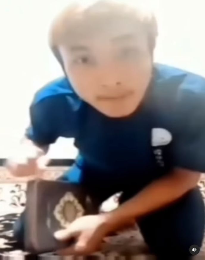 Publik digegerkan oleh video viral seorang pemuda menginjak-injak Alquran, kitab suci agama Islam. Video tersebut tersebar di media-media sosial, seperti Facebook maupun Instagram, Kamis (5/5/2022). [Instagram/@kabarnegri]