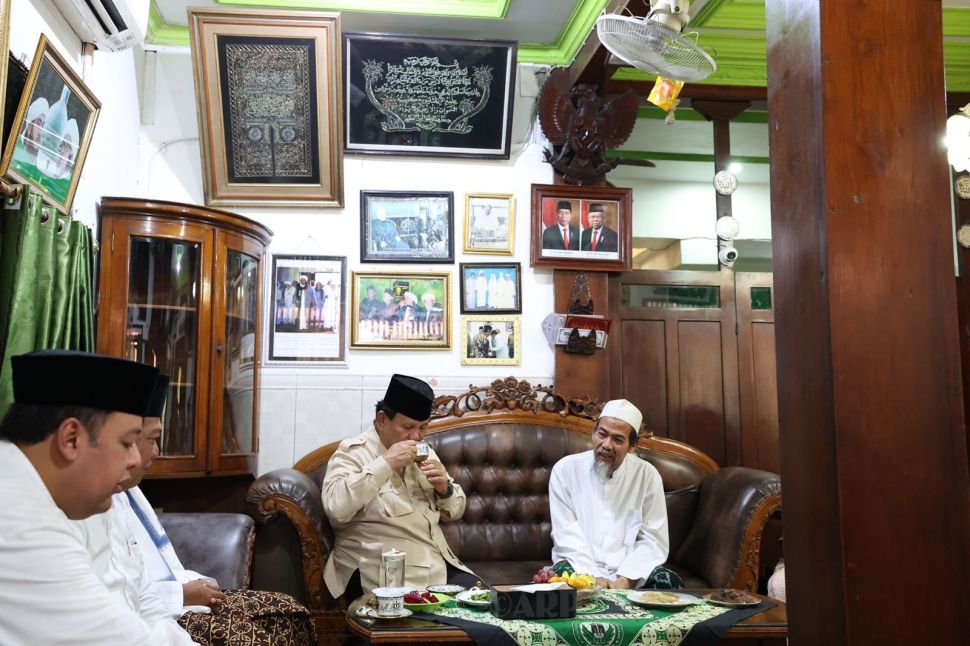 Ketua Umum Partai Gerindra Prabowo Subianto menyambangi Ponpes Al-Anwar Rembang, Jawa Tengah, Kamis (5/5/2022). [dokumentasi]