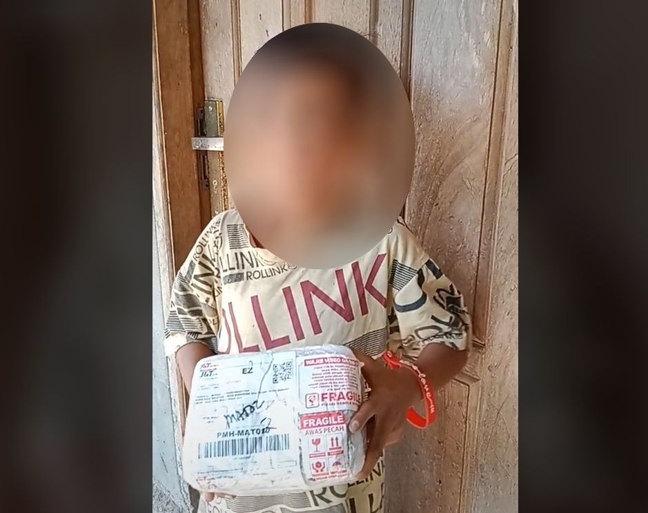 Seorang bocah mendadak viral di media sosial gara-gara iseng membeli barang melalui online shop dengan sistem cash on delivery alias COD. [TikTok]