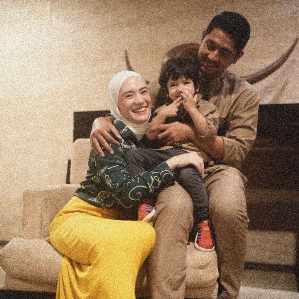 Arya Saloka mengunggah foto bareng istri, Putri Anne dan putra mereka, Ibrahim. [Instagram]