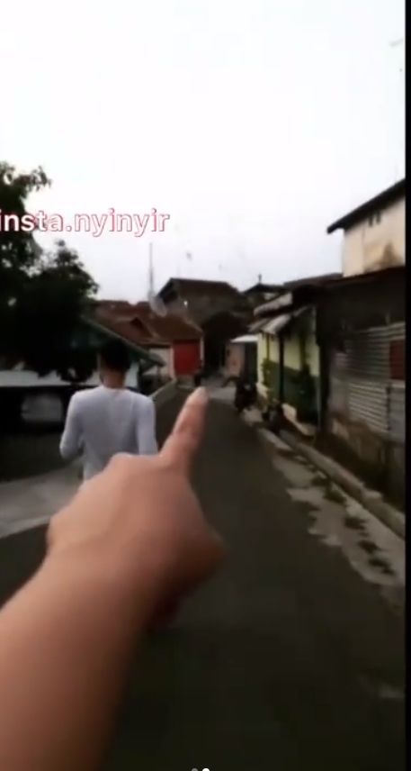 Penyanyi sekaligus aktris Nafa Urbach mendapat pujian dari publik, karena dianggap bukan pesohor yang sombong. Itu setelah ia membuat video rumahnya dulu yang hanya petakan, dan mendatangi tetangganya. [Instagram/@rumpi_gosip]