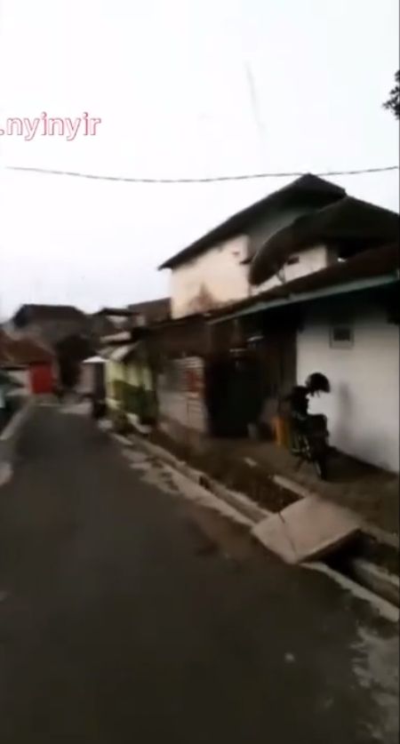 Penyanyi sekaligus aktris Nafa Urbach mendapat pujian dari publik, karena dianggap bukan pesohor yang sombong. Itu setelah ia membuat video rumahnya dulu yang hanya petakan, dan mendatangi tetangganya. [Instagram/@rumpi_gosip]