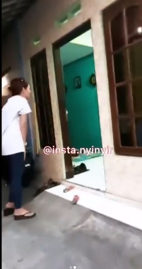 Penyanyi sekaligus aktris Nafa Urbach mendapat pujian dari publik, karena dianggap bukan pesohor yang sombong. Itu setelah ia membuat video rumahnya dulu yang hanya petakan, dan mendatangi tetangganya. [Instagram/@rumpi_gosip]