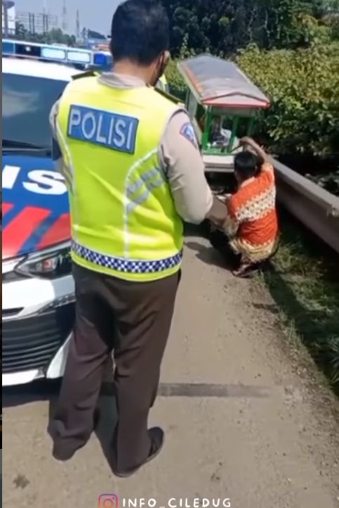 Seorang pedagang bakso ditemukan polisi sedang berada di dalam Jalan Tol Karang Tengah, Tangerang, Banten. [Instagram]