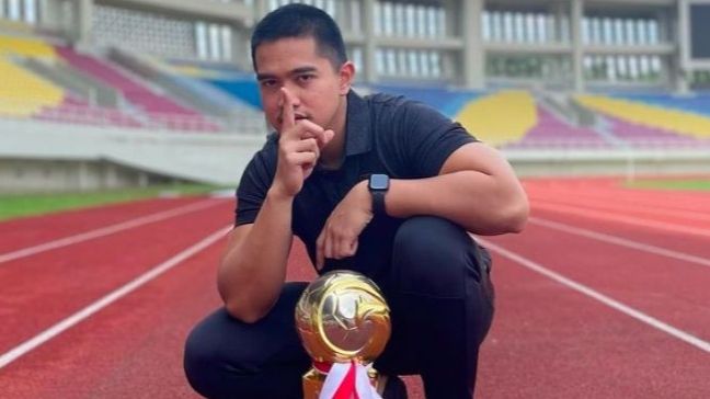 Potret Direktur Utama Persis Solo Kaesang Pangarep berswa foto dengan piala juara Liga 2. (Instagram)