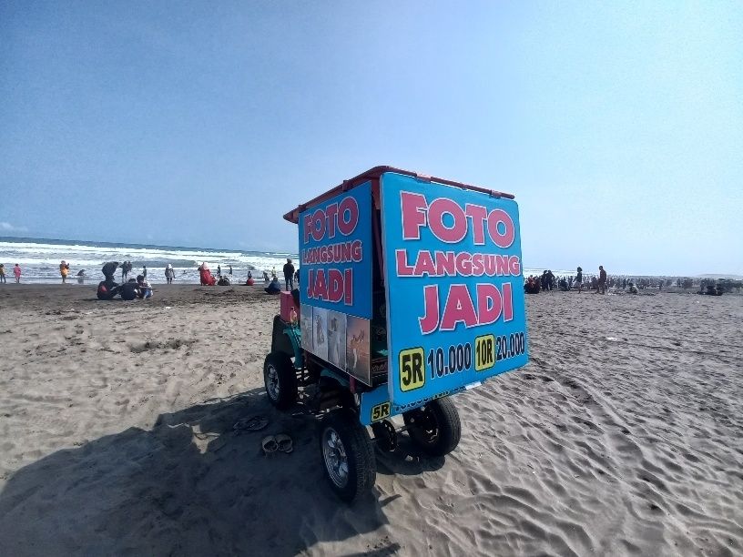 Jasa foto di Pantai Parangtritis, Kretek, Bantul, pada Sabtu (7/5/2022). (SuaraJogja.id/Rahmat Jiwandono)