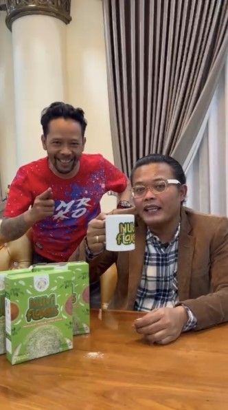 Komedian Sule tengah mengkonsumsi Nutriflakes. (Istimewa)