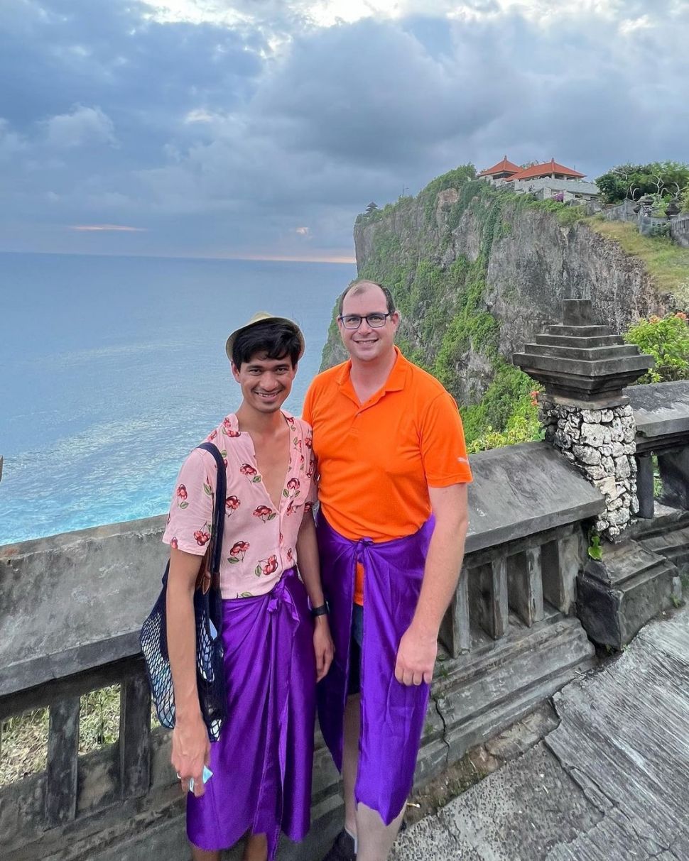 Ragil Mahardika dan pasangannya, Frederik Vollert saat berlibur di Bali. [Instagram]