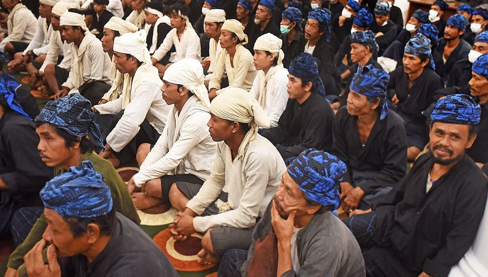 Sejumlah warga Baduy mengikuti tradisi Seba di Pendopo Gubernur Banten, di Serang, Sabtu (7/5/2022). [ANTARA FOTO/Asep Fathulrahman/tom]